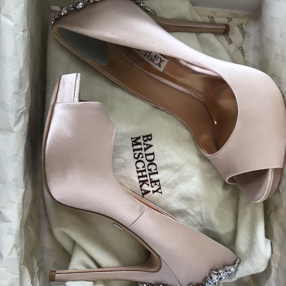 Badgley Mischka
Kiara Satin Platform Pump - Picture 2 of 3